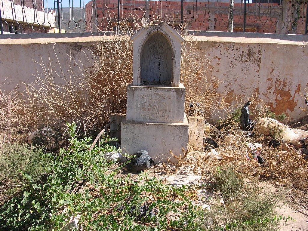 BOU SFER CIMETIERE 2004  N01 A L ABANDON.JPG